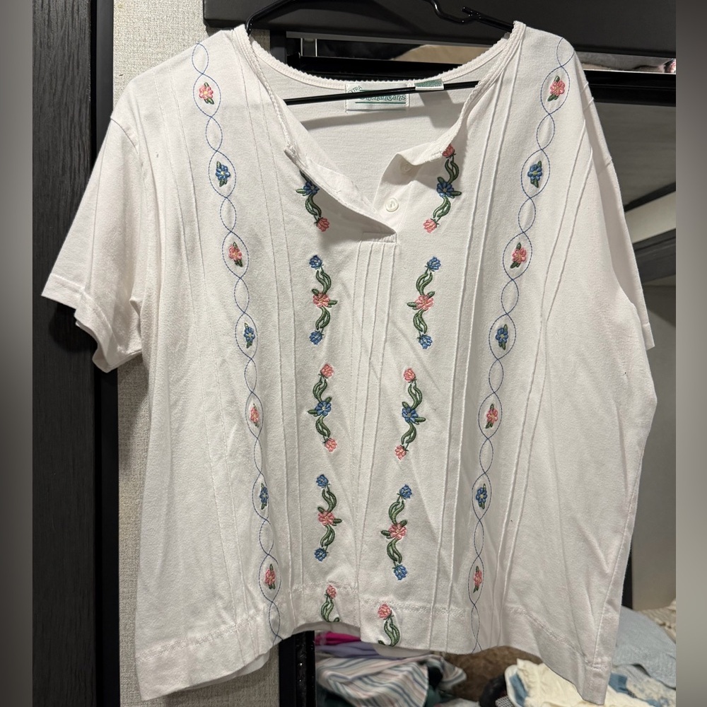 White Short-Sleeve Embroidered Floral Tee
